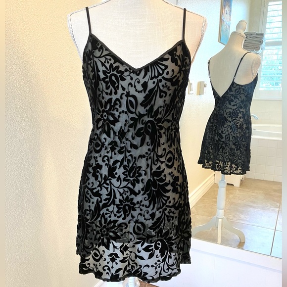 Victoria's Secret Other - Y2K Black silk velvet burnout chemise, Victoria’s Secret size M